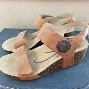 Abeo super comfy sandals!! Great for high arch. Size 10.